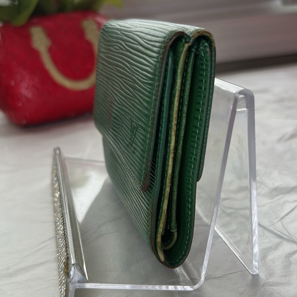 Louis Vuitton green Epi compact wallet - Picture 8 of 9